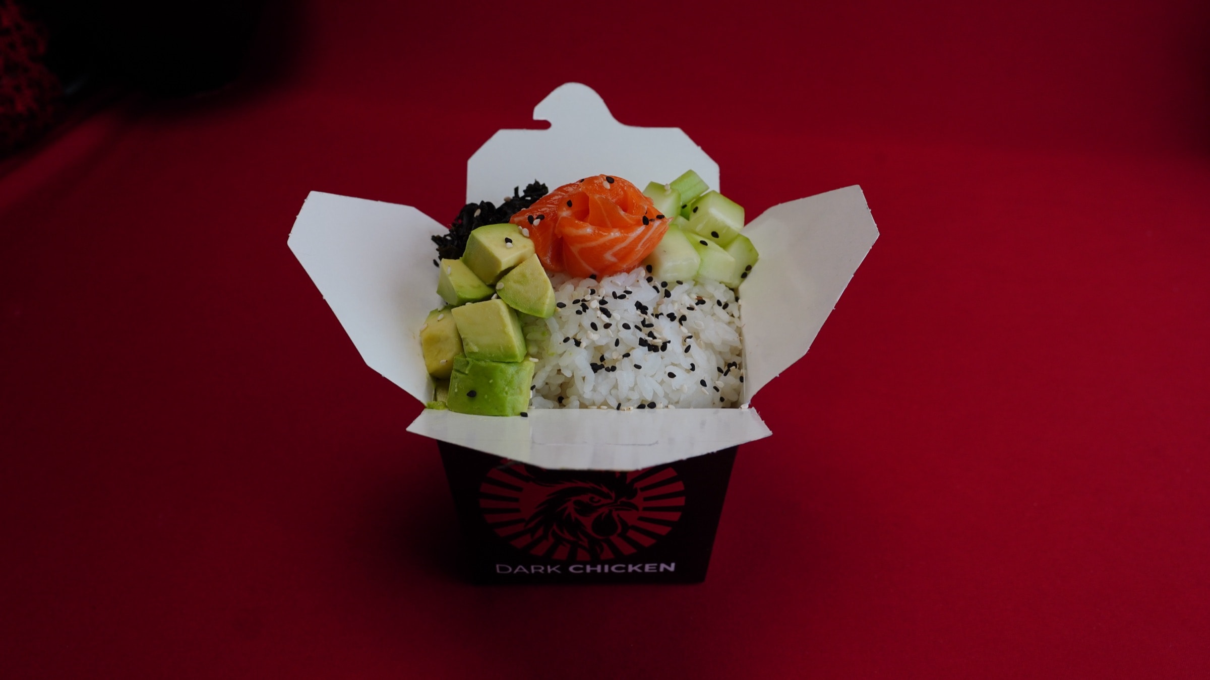 Bowl con salmón, aguacate y pepino en caja Dark Chicken