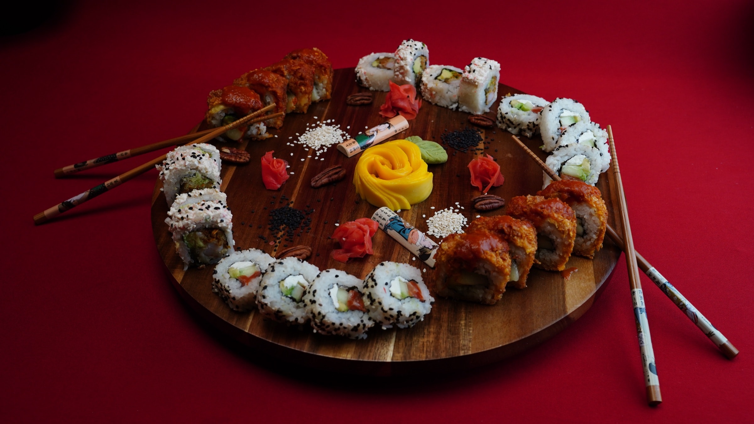 Tabla redonda con rollos de sushi vista desde arriba