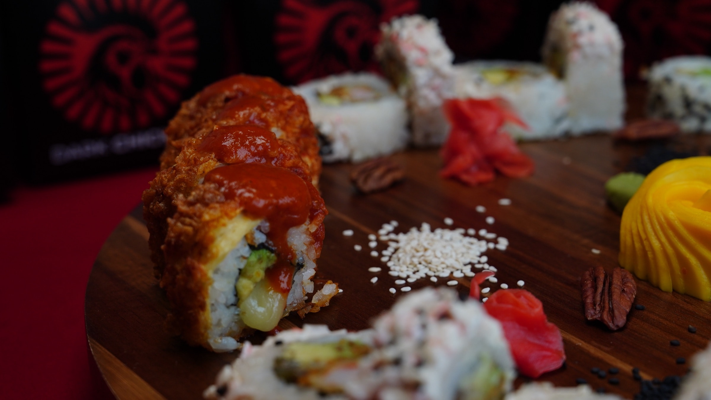 Rollo empanizado bañado en salsa