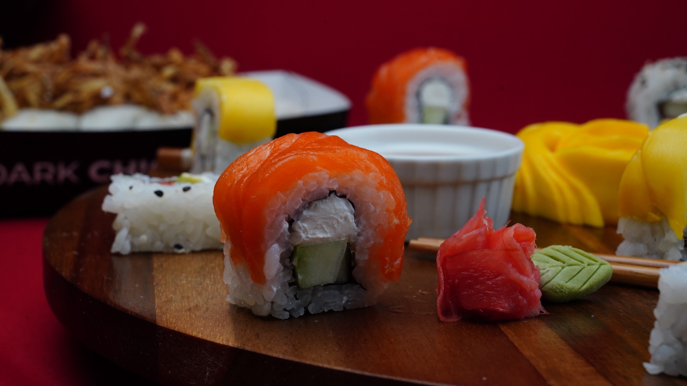 Rollo cubierto de salmón fresco con jengibre