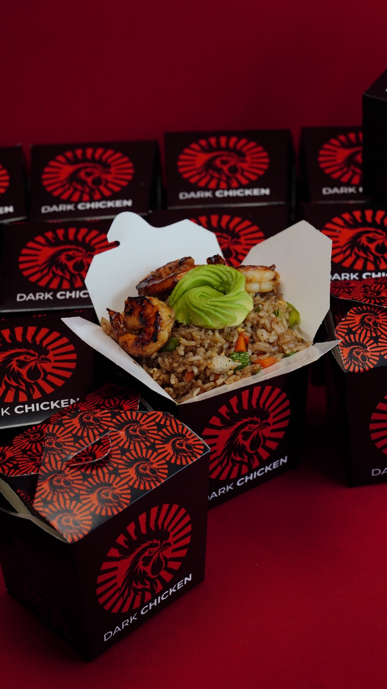 Yakimeshi con camarones en caja Dark Chicken